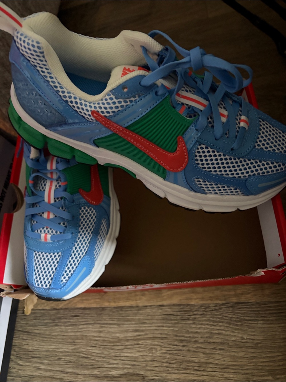 Size 7 Women’s 5.5 Y Nike Blue/Green/Red Vomero Sneakers - Picture 6 of 6